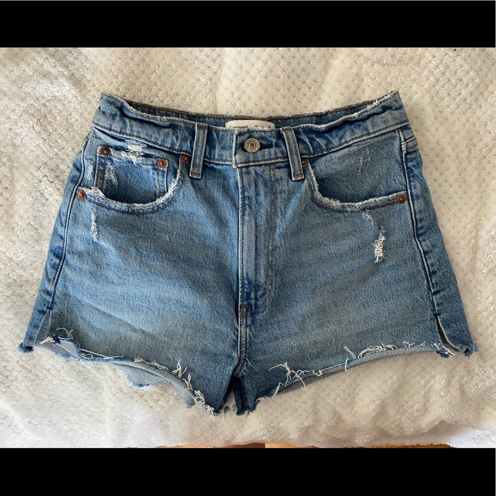 Abercrombie & Fitch - The Mom Short High Rise